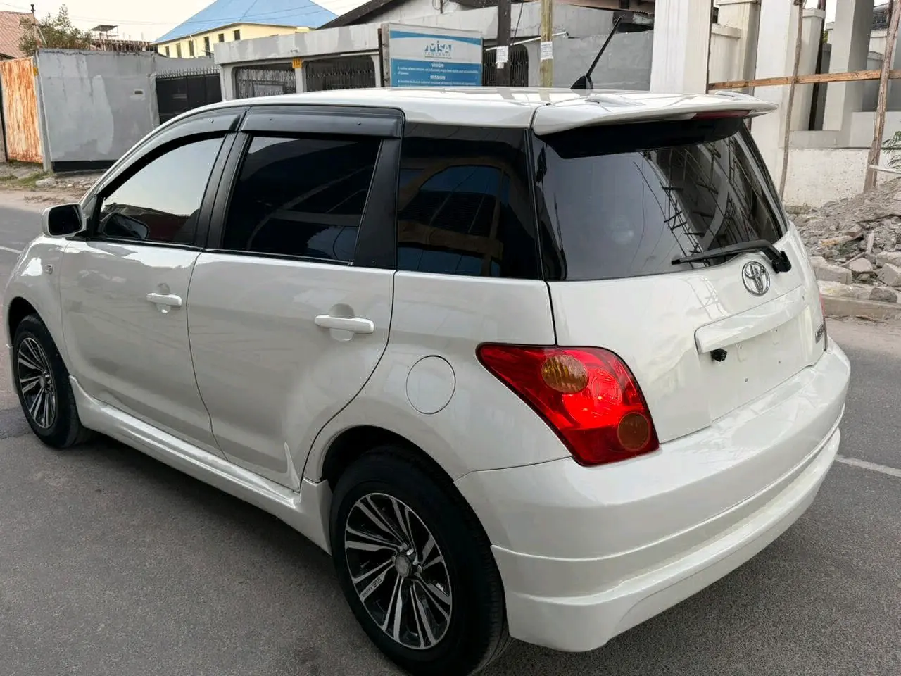 Toyota Ist 2004, 1290cc, 88,351 km thumbnail 3