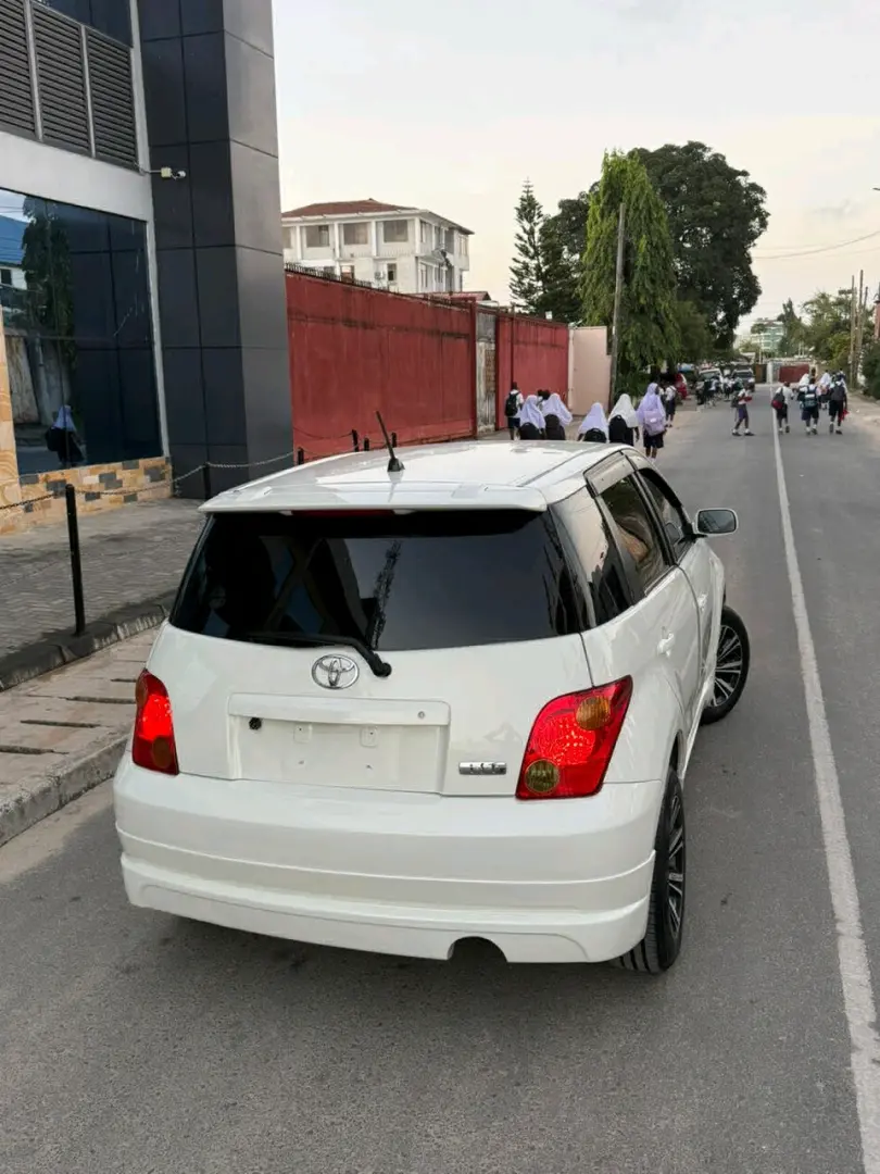 Toyota Ist 2004, 1290cc, 88,351 km thumbnail 5