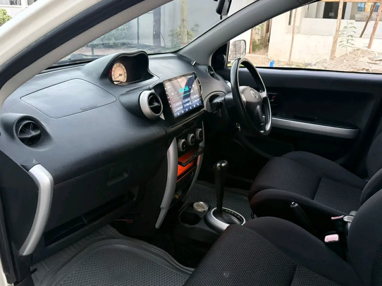 Toyota Ist 2004, 1290cc, 88,351 km thumbnail 6