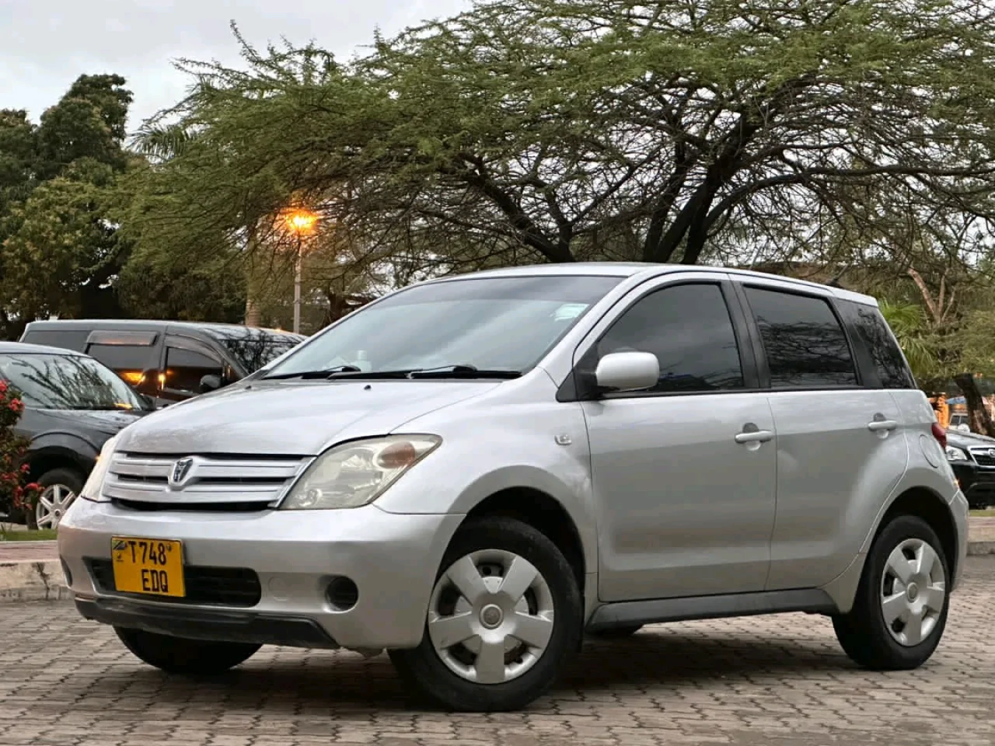 Toyota Ist Car 2004 Silver thumbnail 3