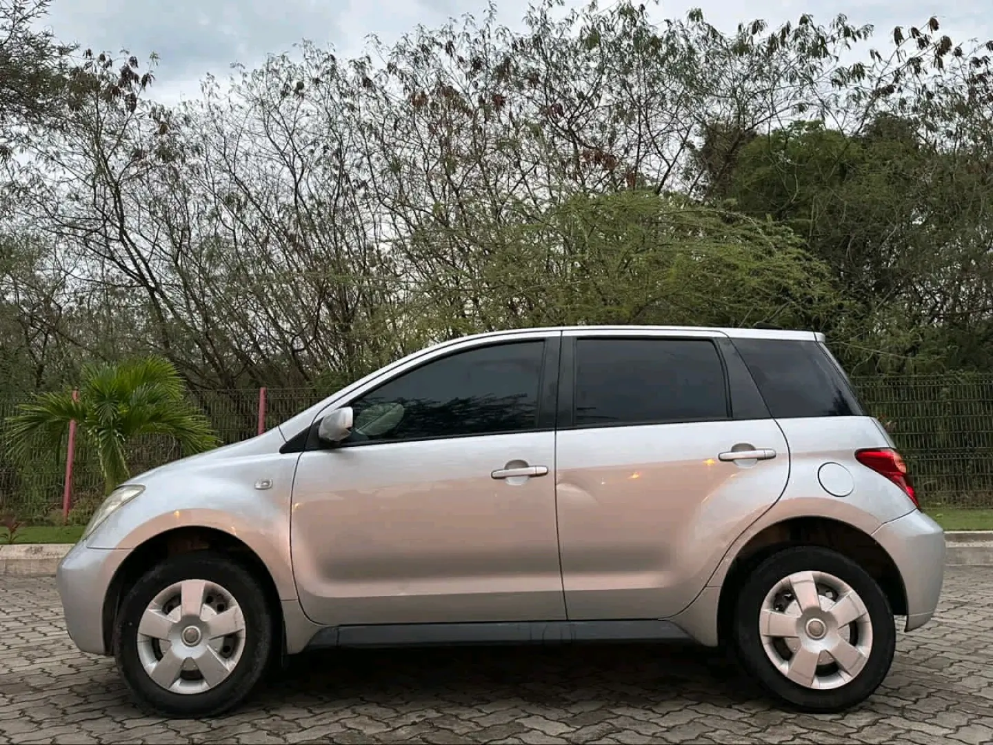 Toyota Ist Car 2004 Silver thumbnail 4