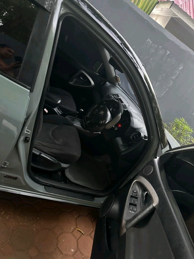 Used 2007 Toyota RAV4 SUV thumbnail 3