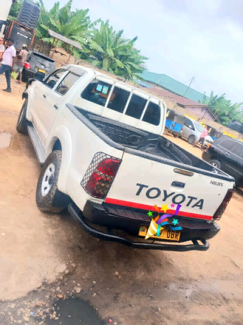 Toyota Hilux Vigo Diesel Pickup T 469 DBR thumbnail 2