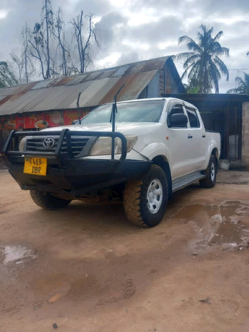 Toyota Hilux Vigo Diesel Pickup T 469 DBR thumbnail 3