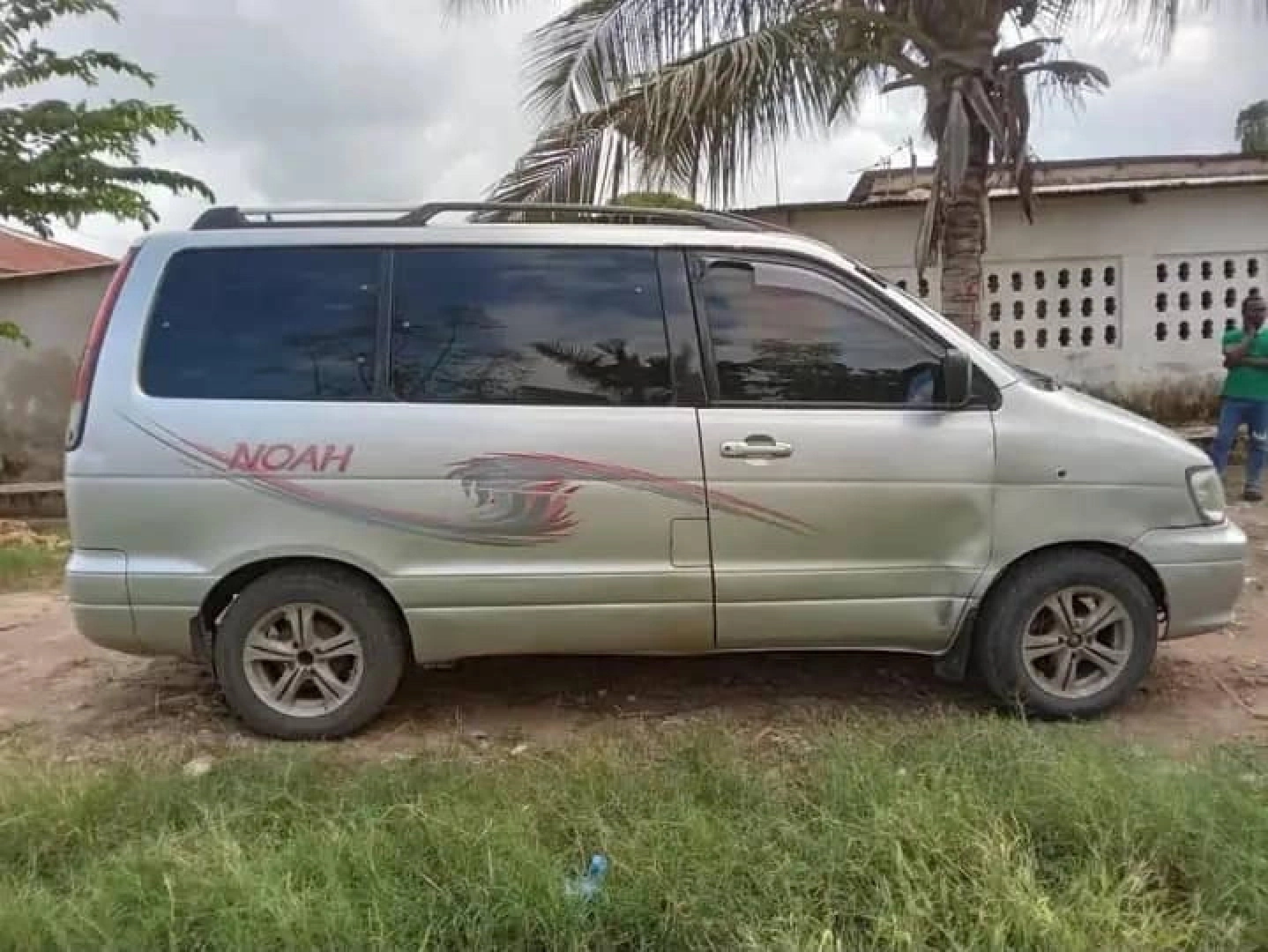 Toyota Noah SR40 Van for Sale T406DHQ thumbnail 2