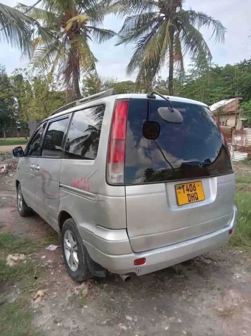 Toyota Noah SR40 Van for Sale T406DHQ thumbnail 4