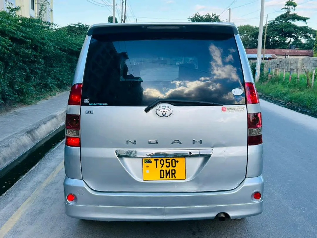 Toyota Noah 2005 (DMR) thumbnail 2