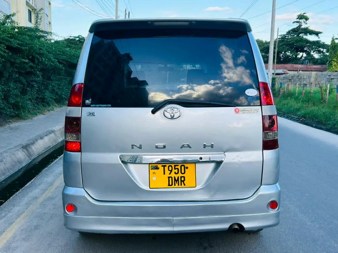 Toyota Noah 2005 (DMR) thumbnail 3