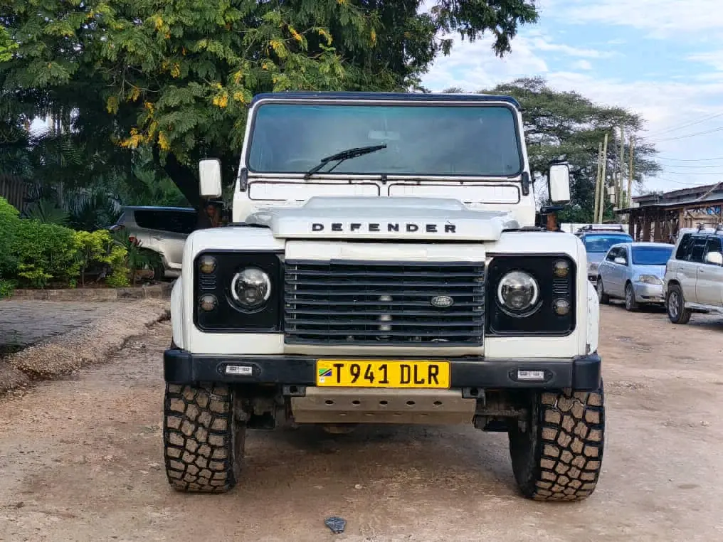Land Rover Defender 110 (1992) thumbnail 2