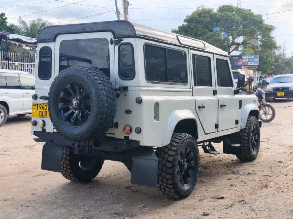 Land Rover Defender 110 (1992) thumbnail 3