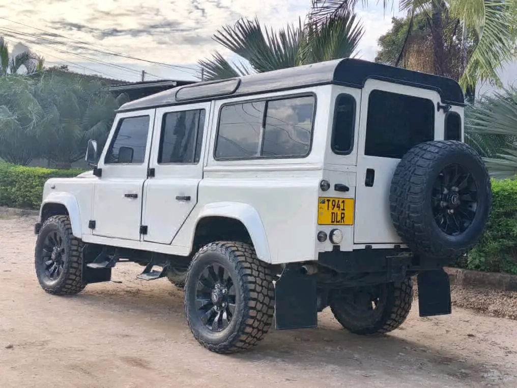 Land Rover Defender 110 (1992) thumbnail 4