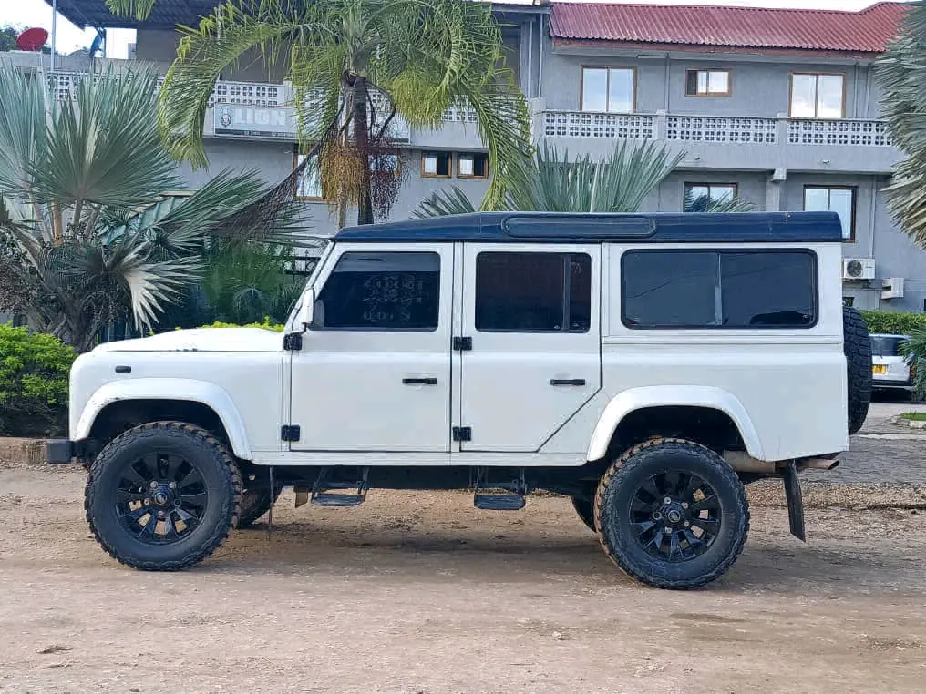 Land Rover Defender 110 (1992) thumbnail 5
