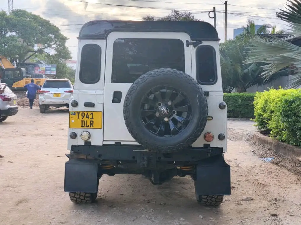 Land Rover Defender 110 (1992) thumbnail 6