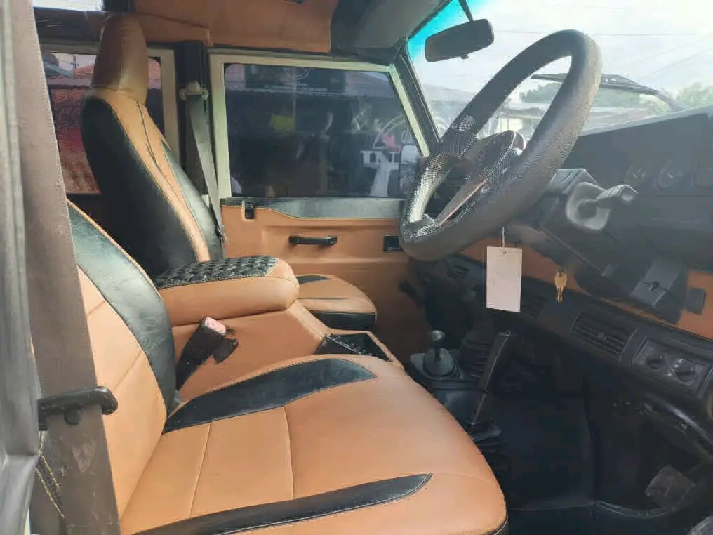 Land Rover Defender 110 (1992) thumbnail 9