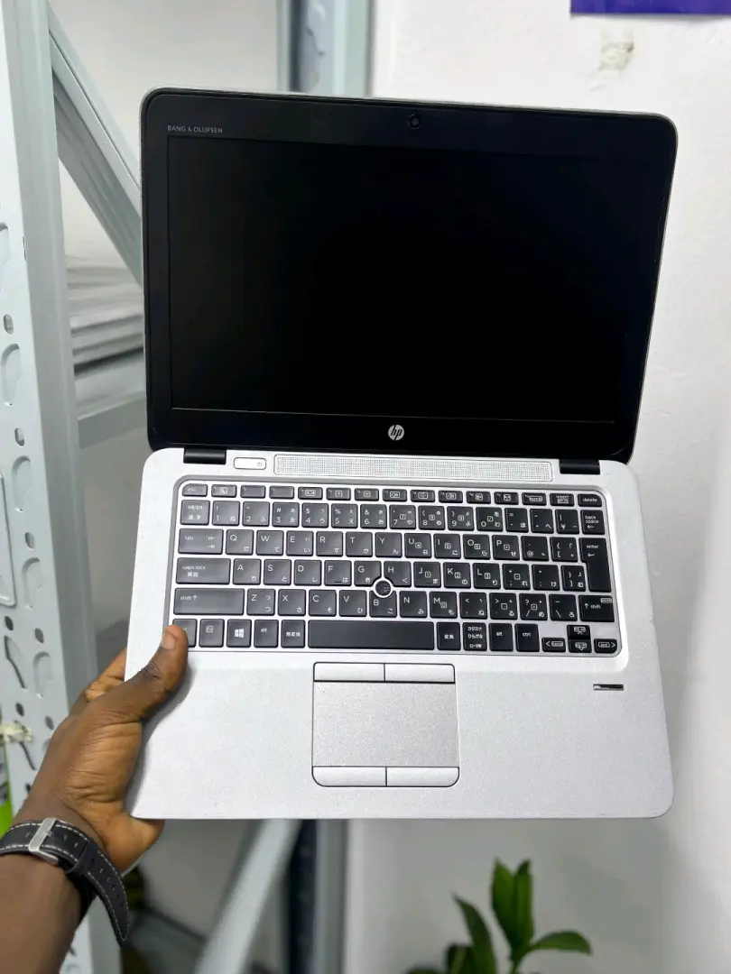 HP EliteBook 820 G3 i3 6th Gen Laptop thumbnail 2