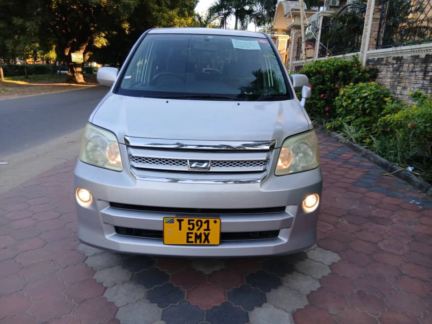 Toyota Noah Minivan 2006 Automatic 1990cc
