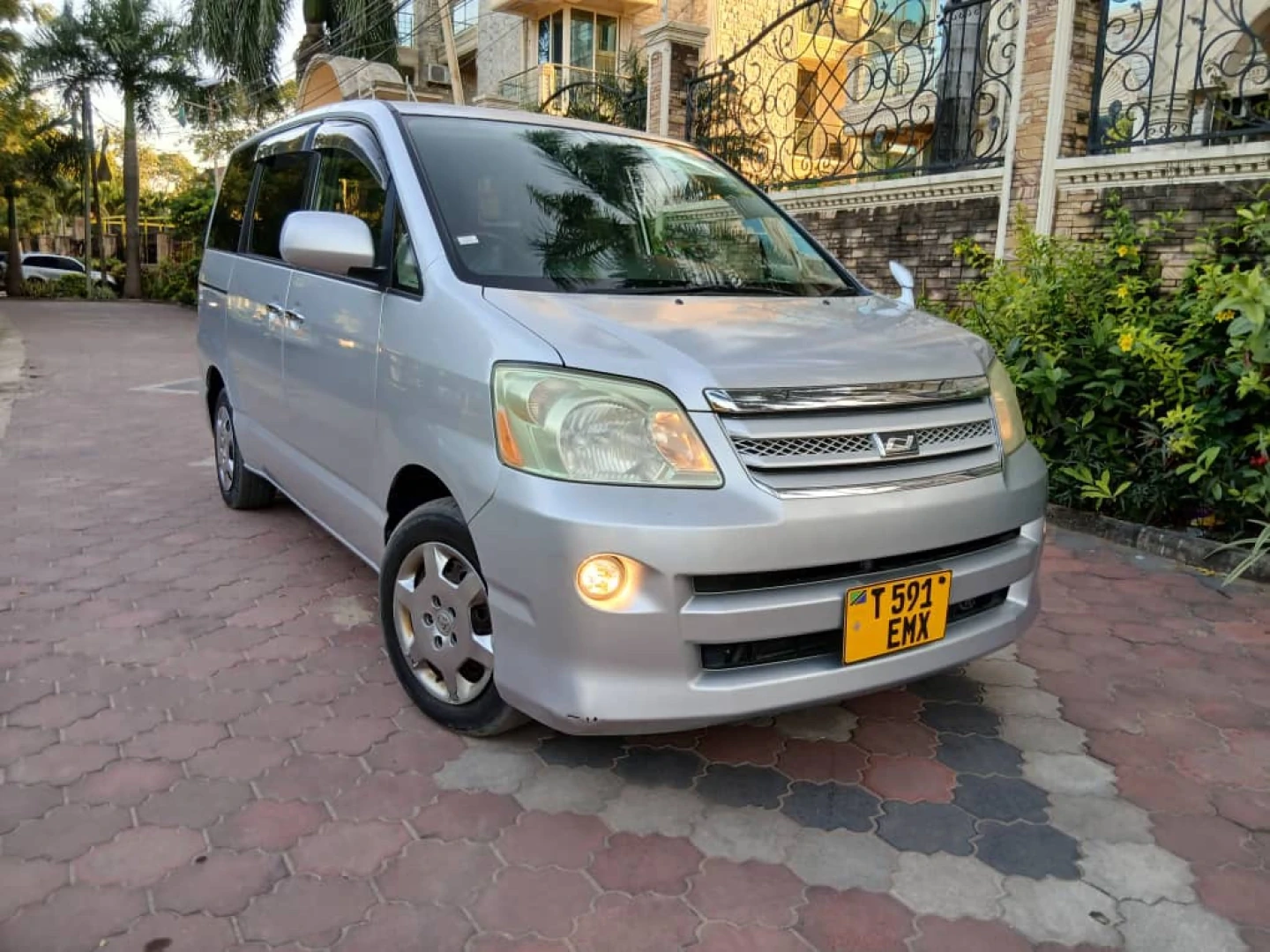 Toyota Noah Minivan 2006 Automatic 1990cc thumbnail 2