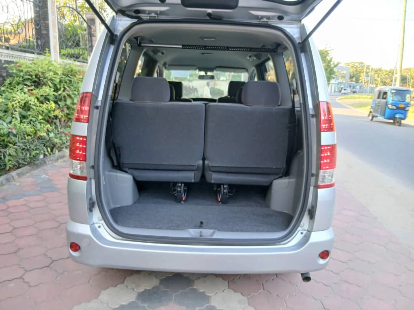 Toyota Noah Minivan 2006 Automatic 1990cc thumbnail 4