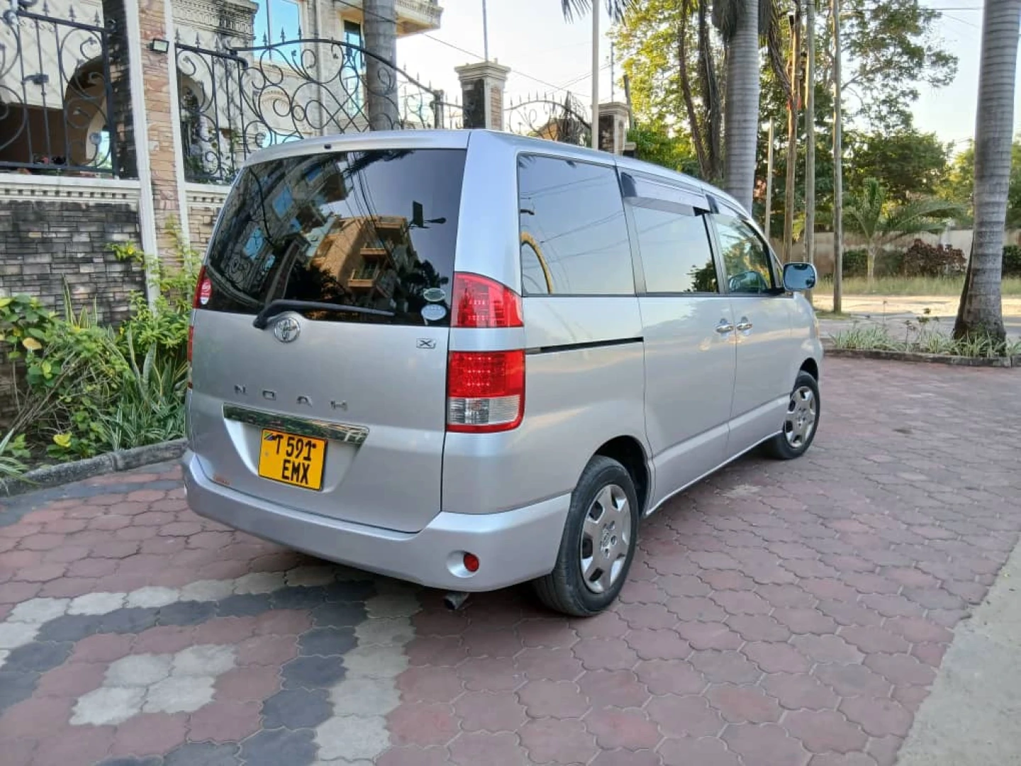 Toyota Noah Minivan 2006 Automatic 1990cc thumbnail 7