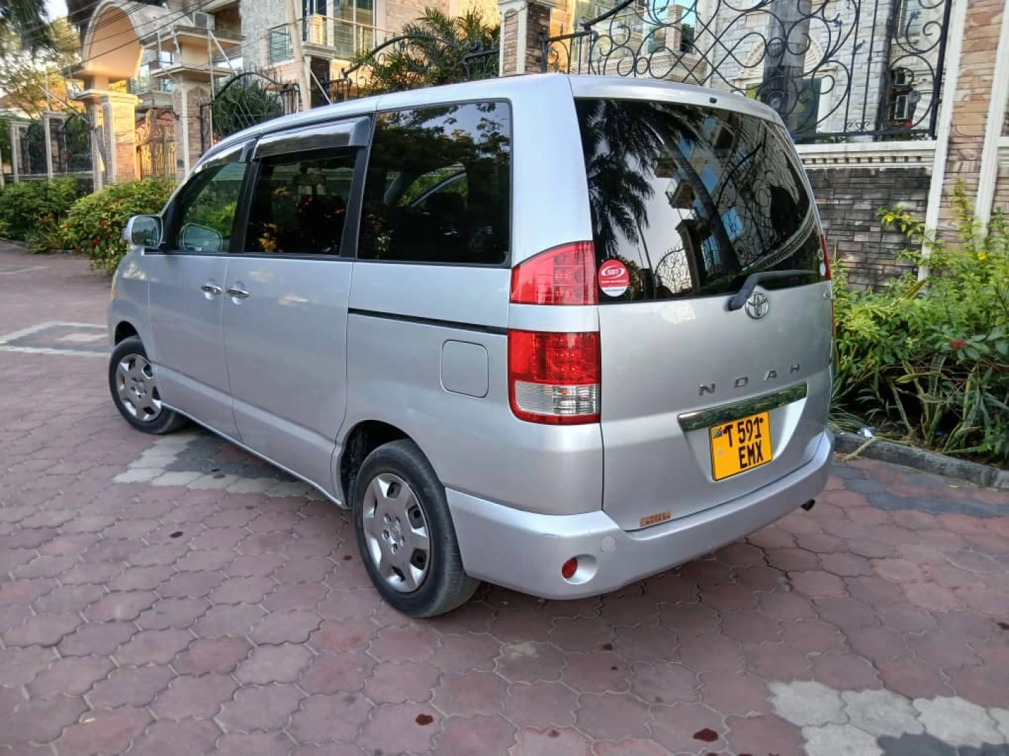 Toyota Noah Minivan 2006 Automatic 1990cc thumbnail 8