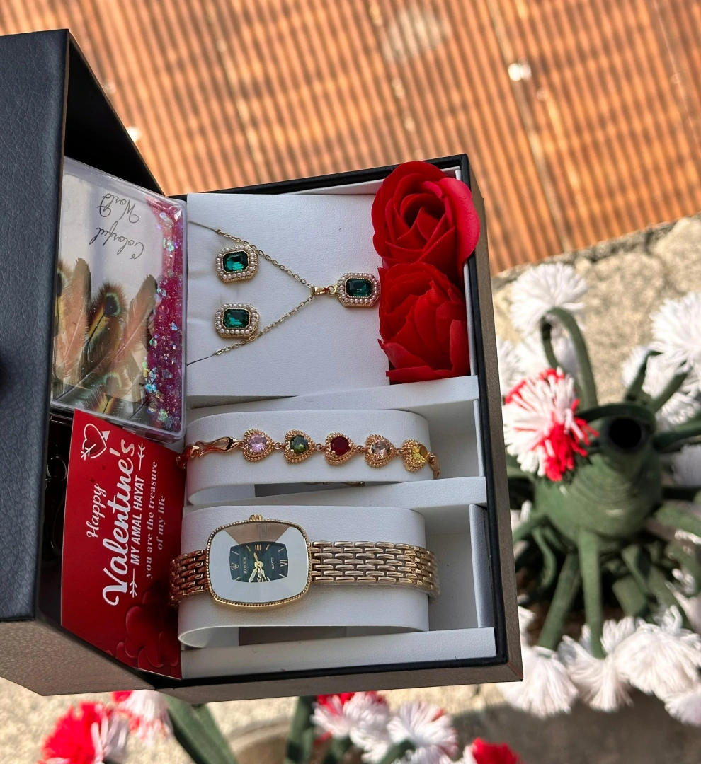 Women's Gold-Toned Watch and Jewellery Valentine's Gift Set thumbnail 6