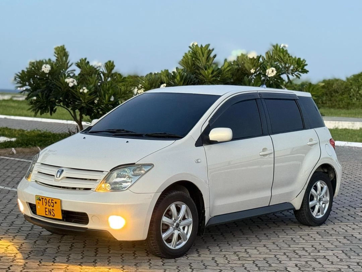 Toyota Ist 2004, 1290 CC, Clean Condition thumbnail 5