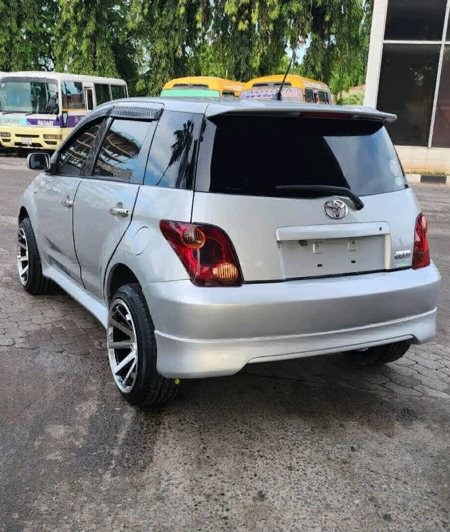 Toyota Ist Car thumbnail 2