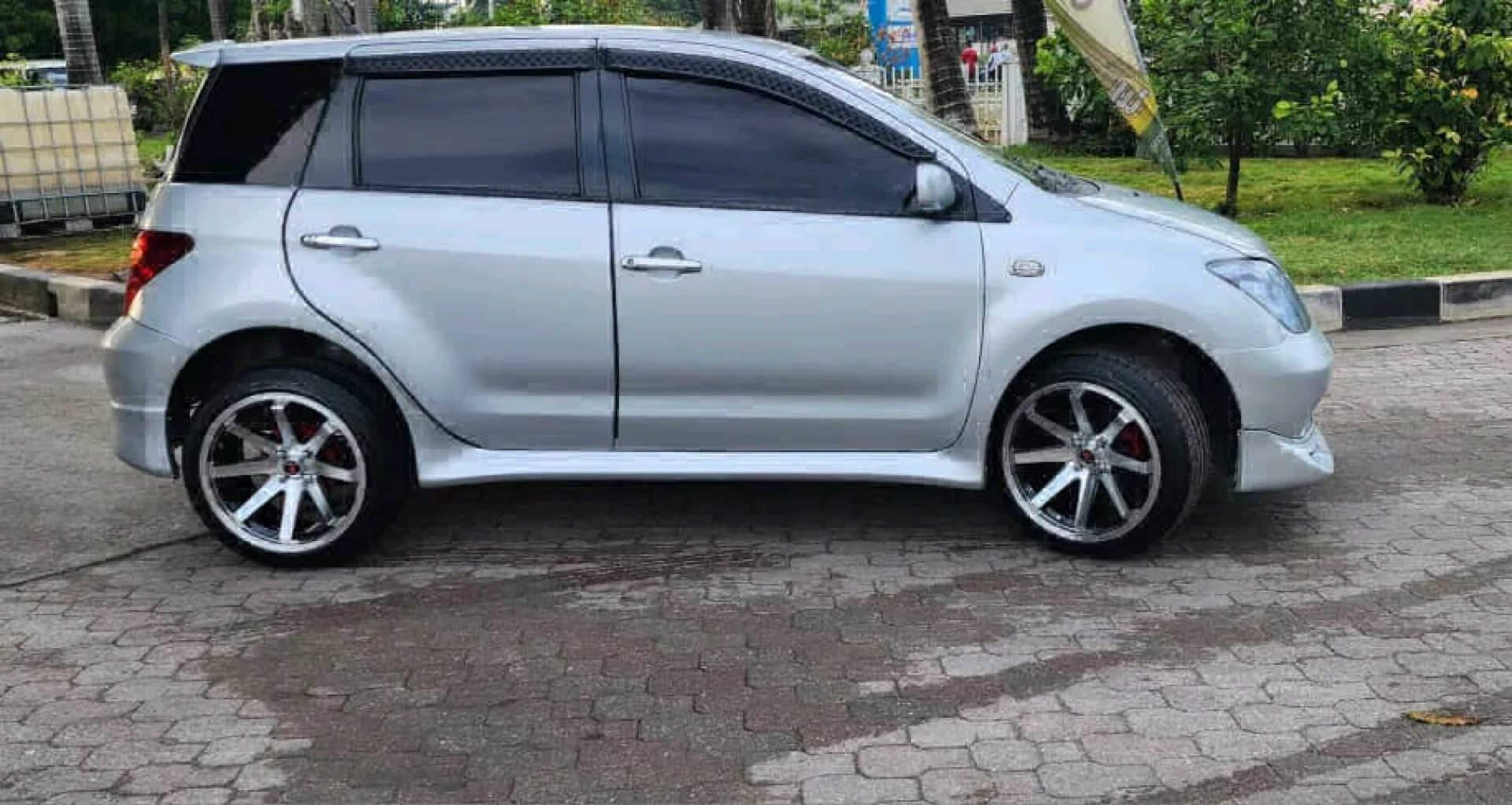 Toyota Ist Car thumbnail 5
