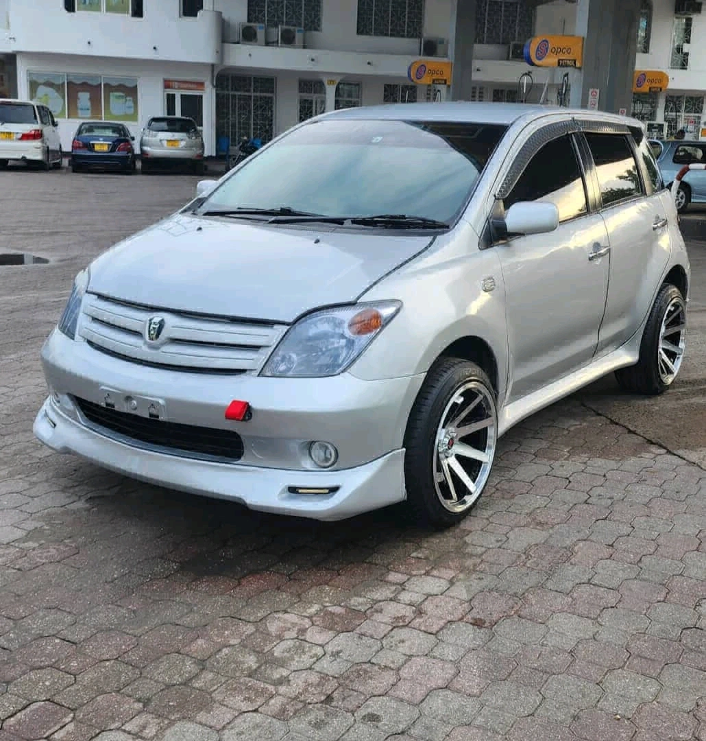 Toyota Ist Car thumbnail 6