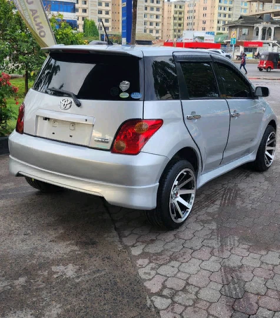 Toyota Ist Car thumbnail 9