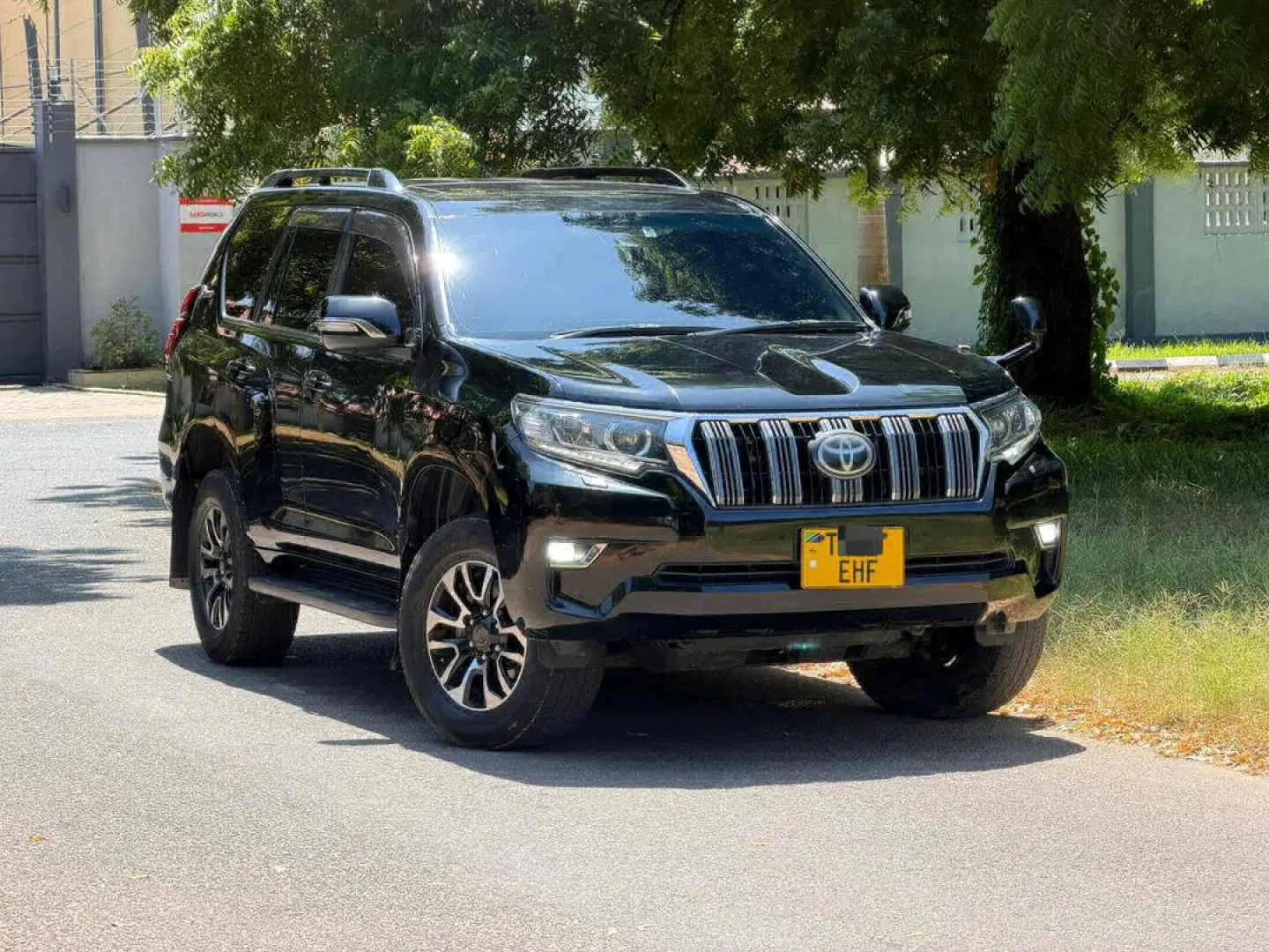 2023 Toyota Prado TX Diesel Black thumbnail 2