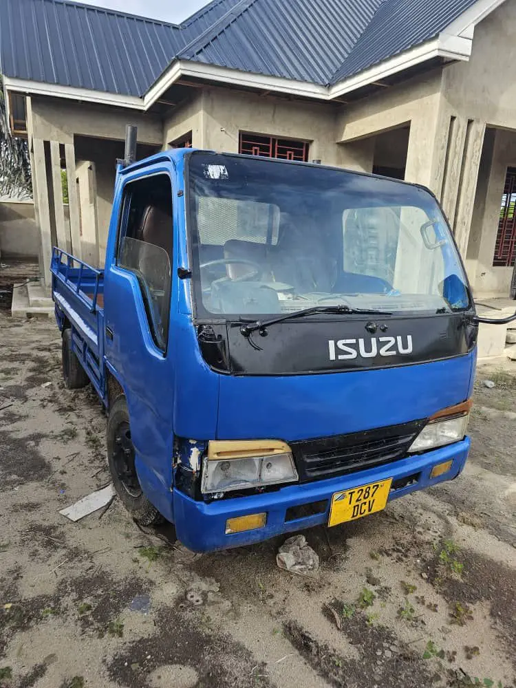 Isuzu Elf Truck (Canter) thumbnail 2