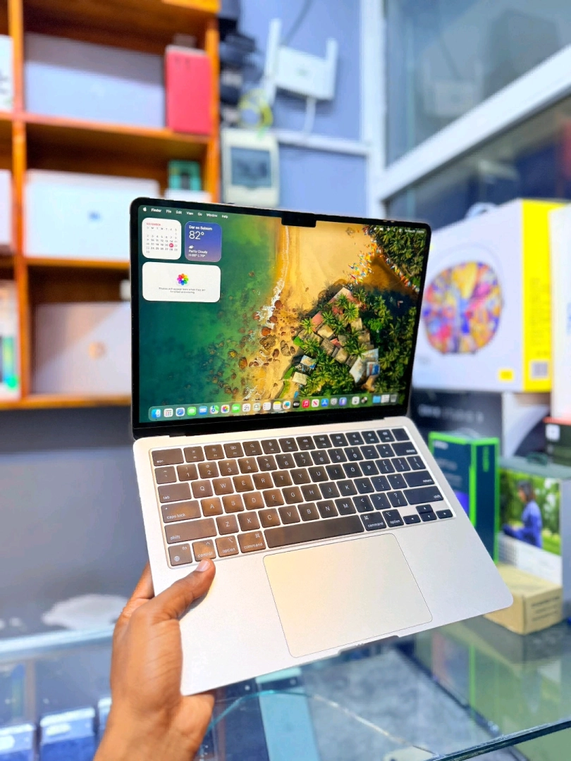 Apple MacBook Air M2 2022 16GB RAM 512GB Storage