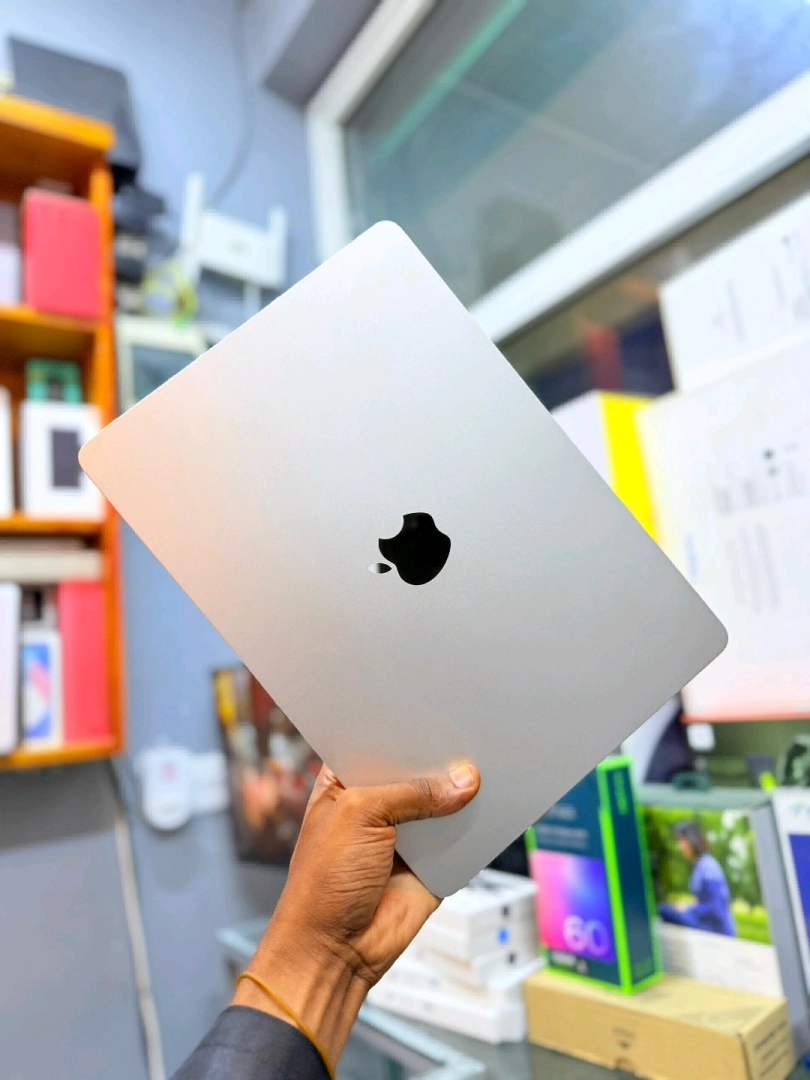 Apple MacBook Air M2 2022 16GB RAM 512GB Storage thumbnail 2