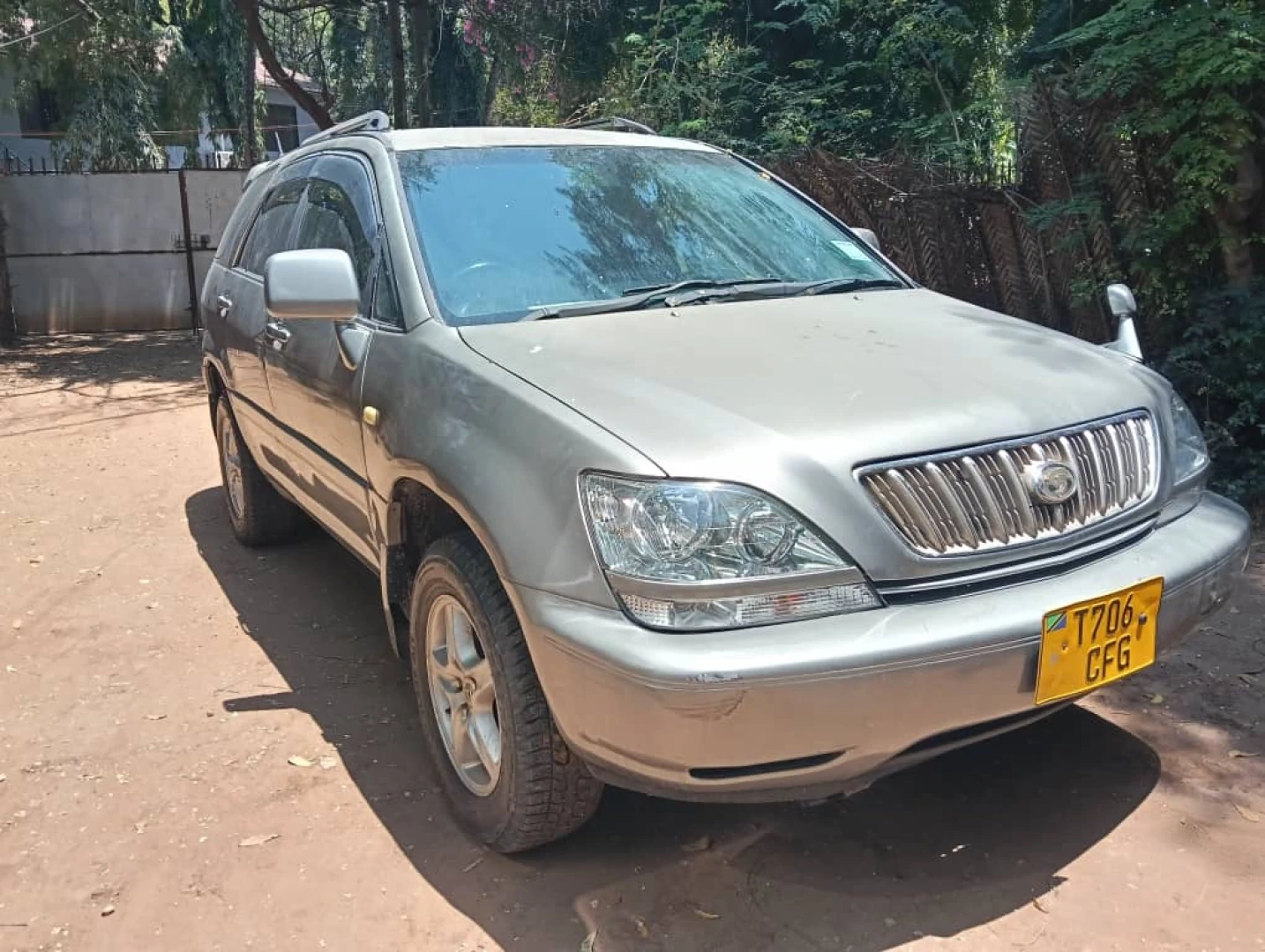 Toyota Harrier Old Model VVTI 2360 CC (9 Million TZS)