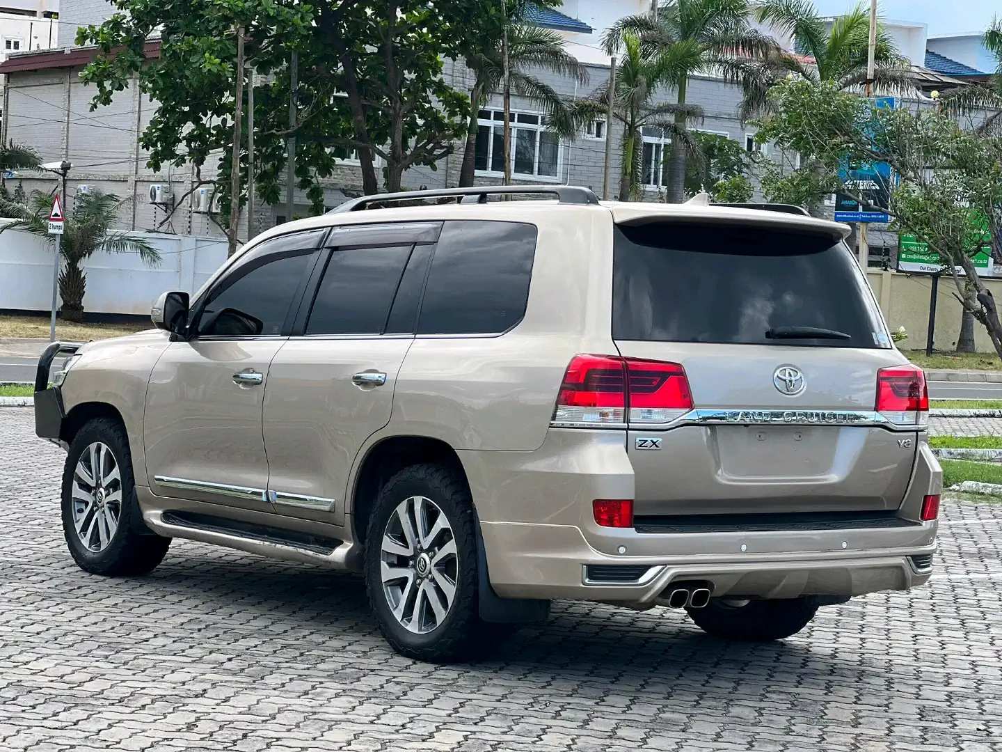 Toyota Land Cruiser V8 2018 - Low Mileage thumbnail 4