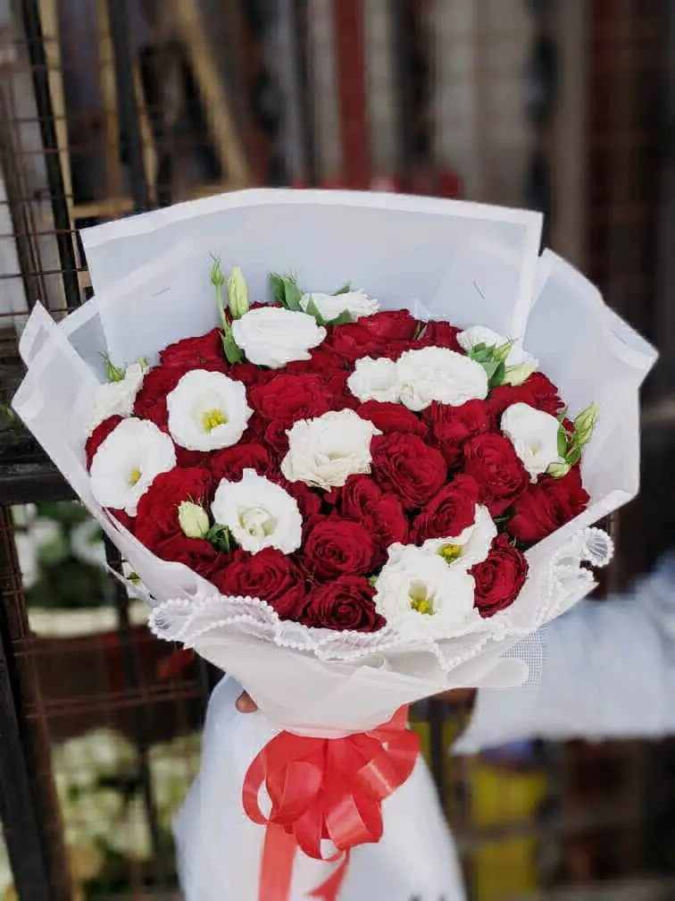 Fresh Flower Bouquets & Floral Displays thumbnail 4