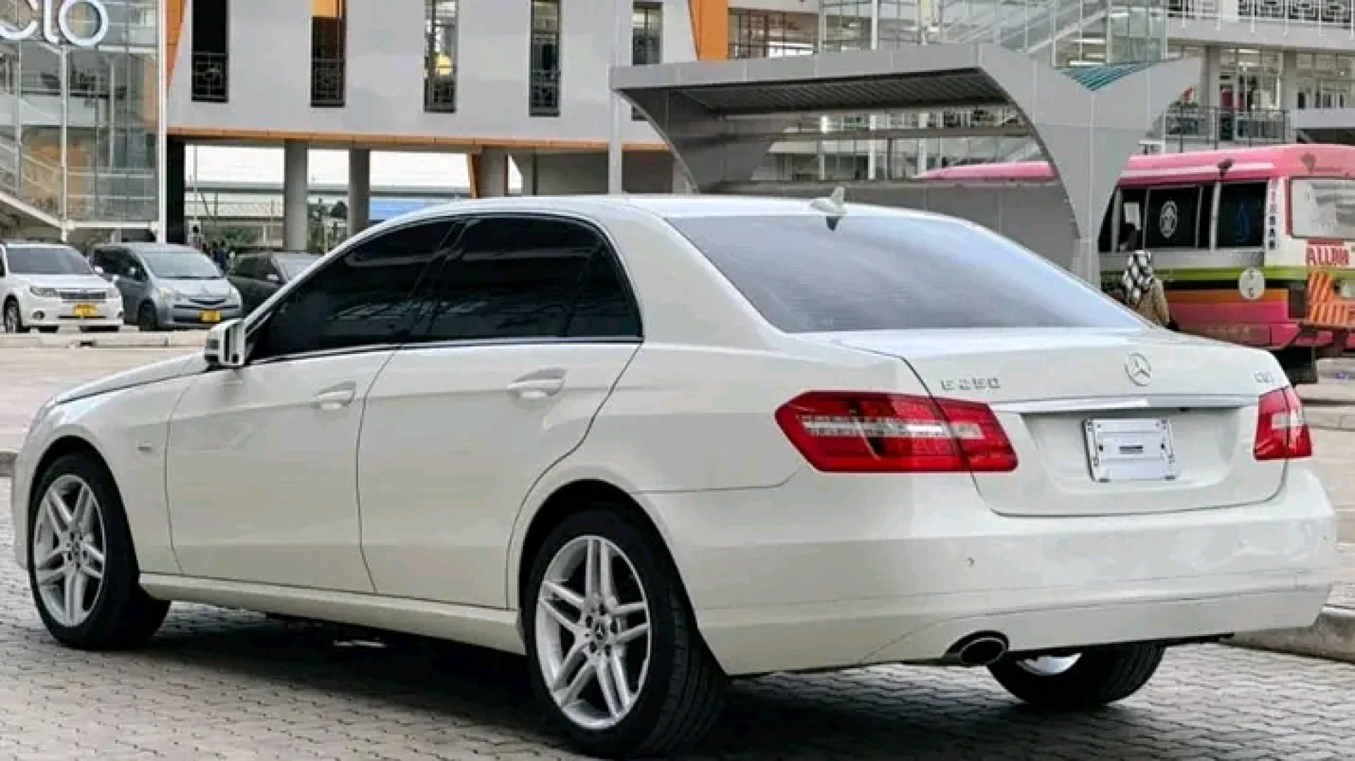 Mercedes Benz E Class 2011 7G-tronic Sedan thumbnail 4