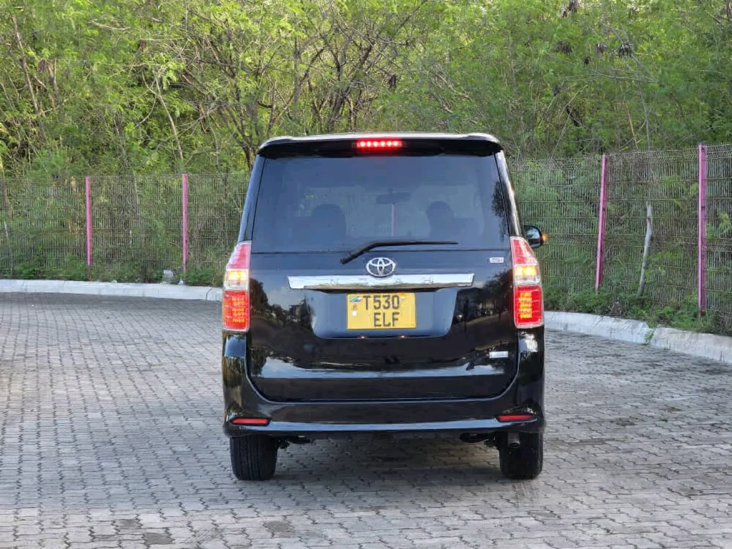 Toyota Noah 2008 Low Mileage Black Minivan thumbnail 2
