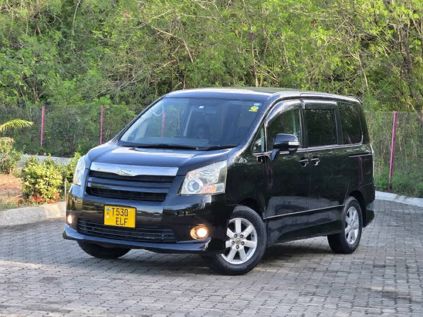 Toyota Noah 2008 Low Mileage Black Minivan thumbnail 3