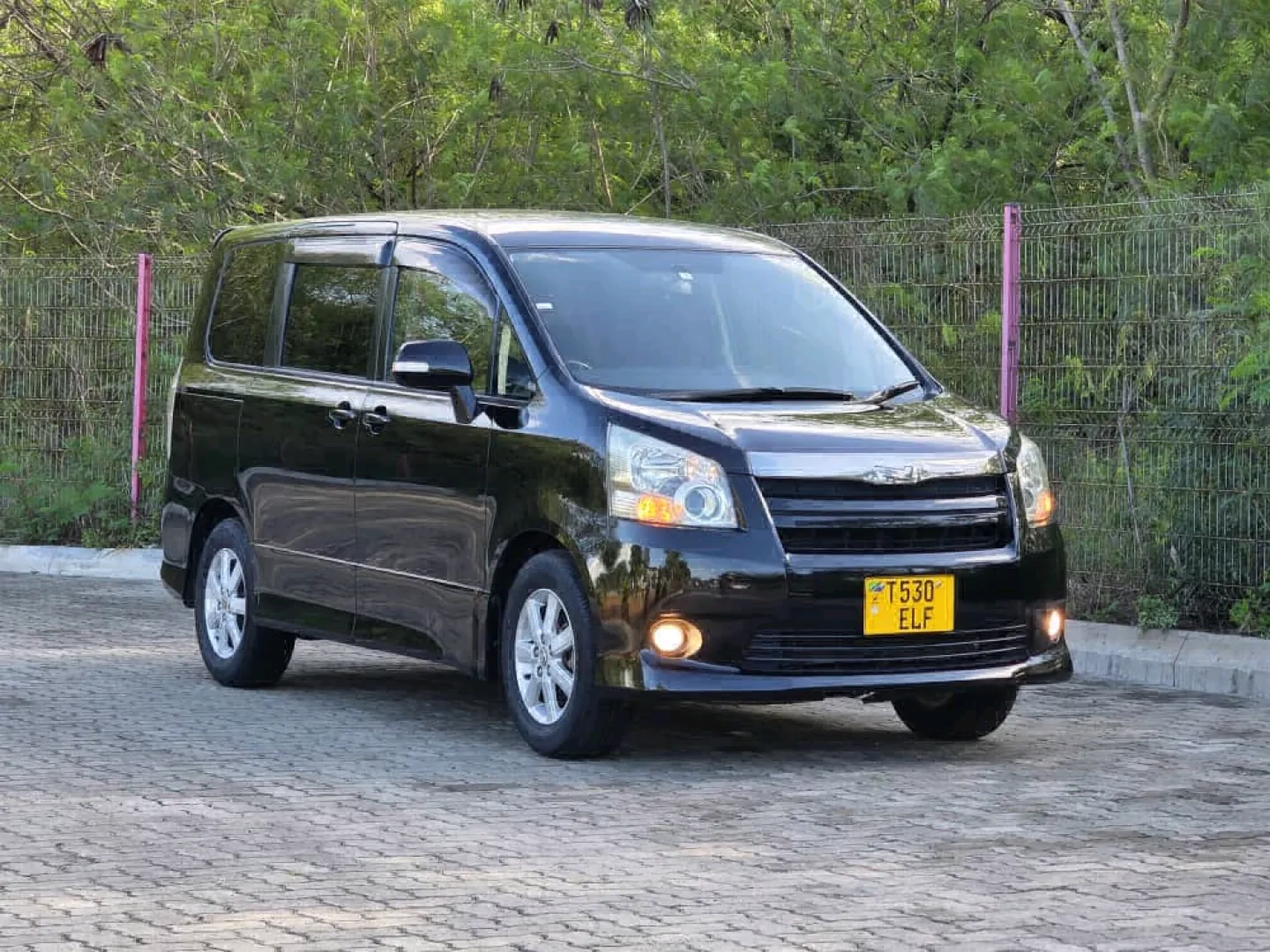 Toyota Noah 2008 Low Mileage Black Minivan thumbnail 4