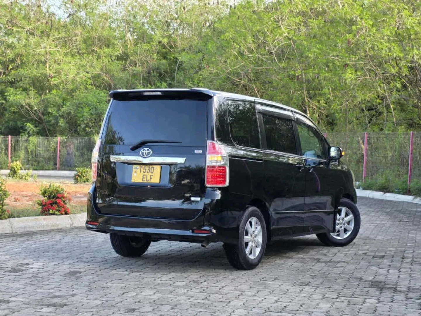 Toyota Noah 2008 Low Mileage Black Minivan thumbnail 5
