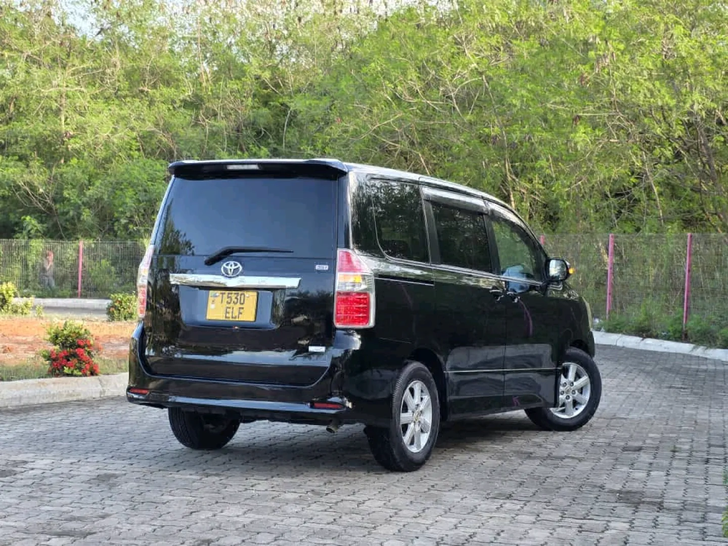 Toyota Noah 2008 Low Mileage Black Minivan thumbnail 7