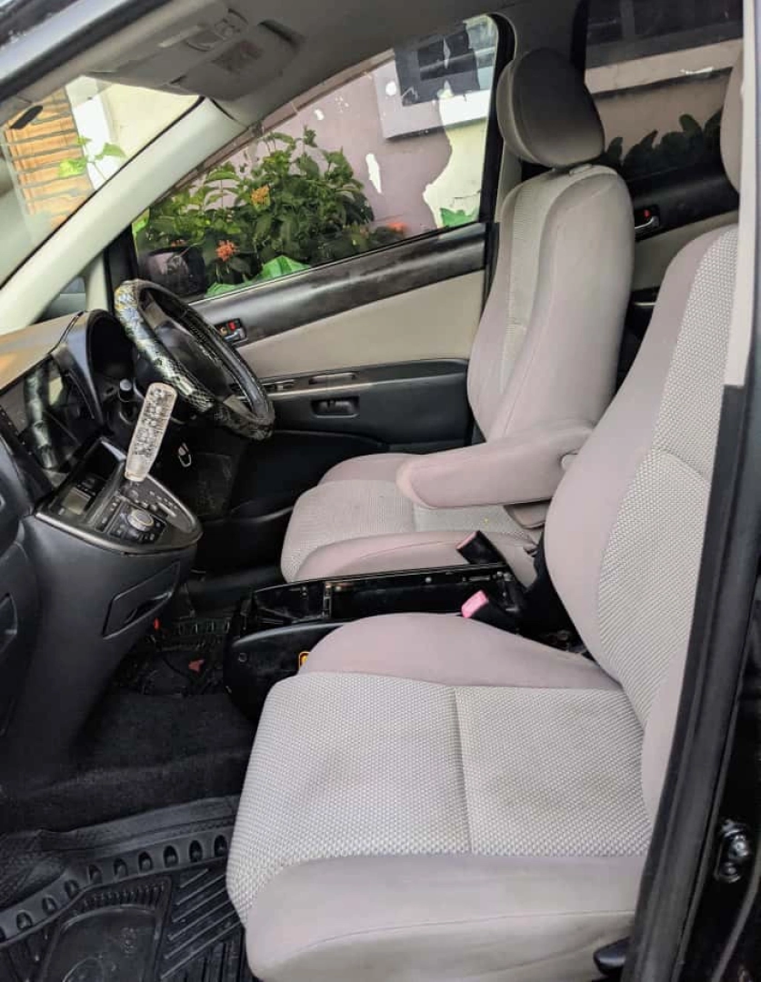 Toyota Wish DCN 1780cc Full AC thumbnail 2