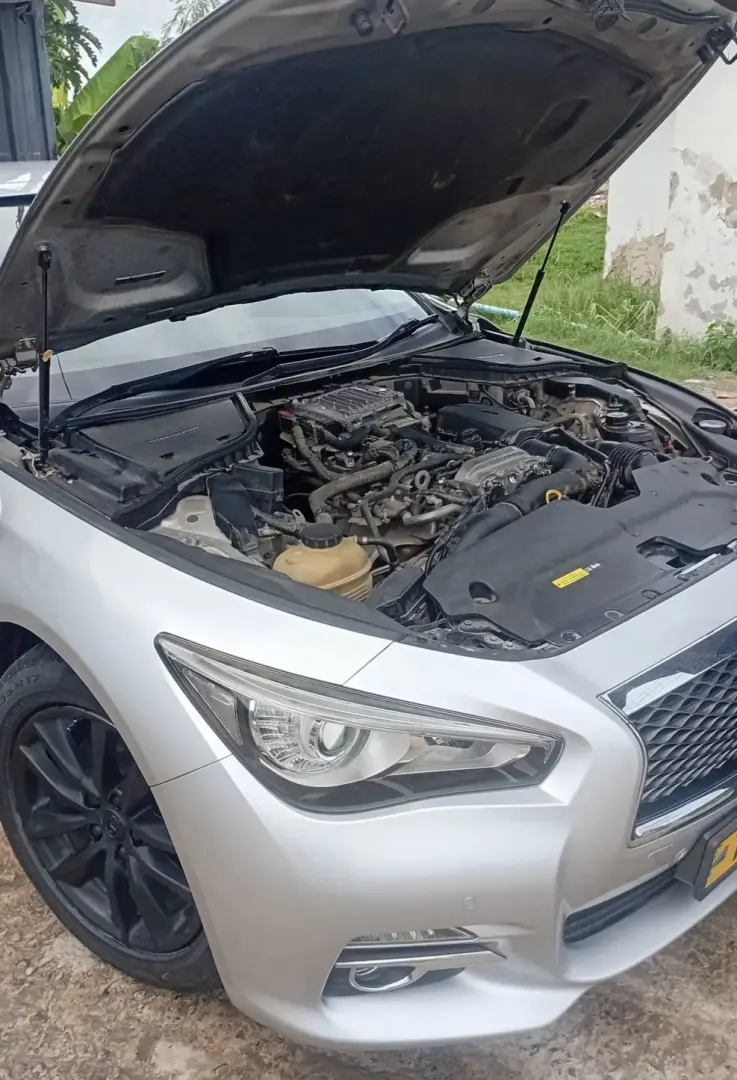 Nissan Infiniti Sedan thumbnail 4