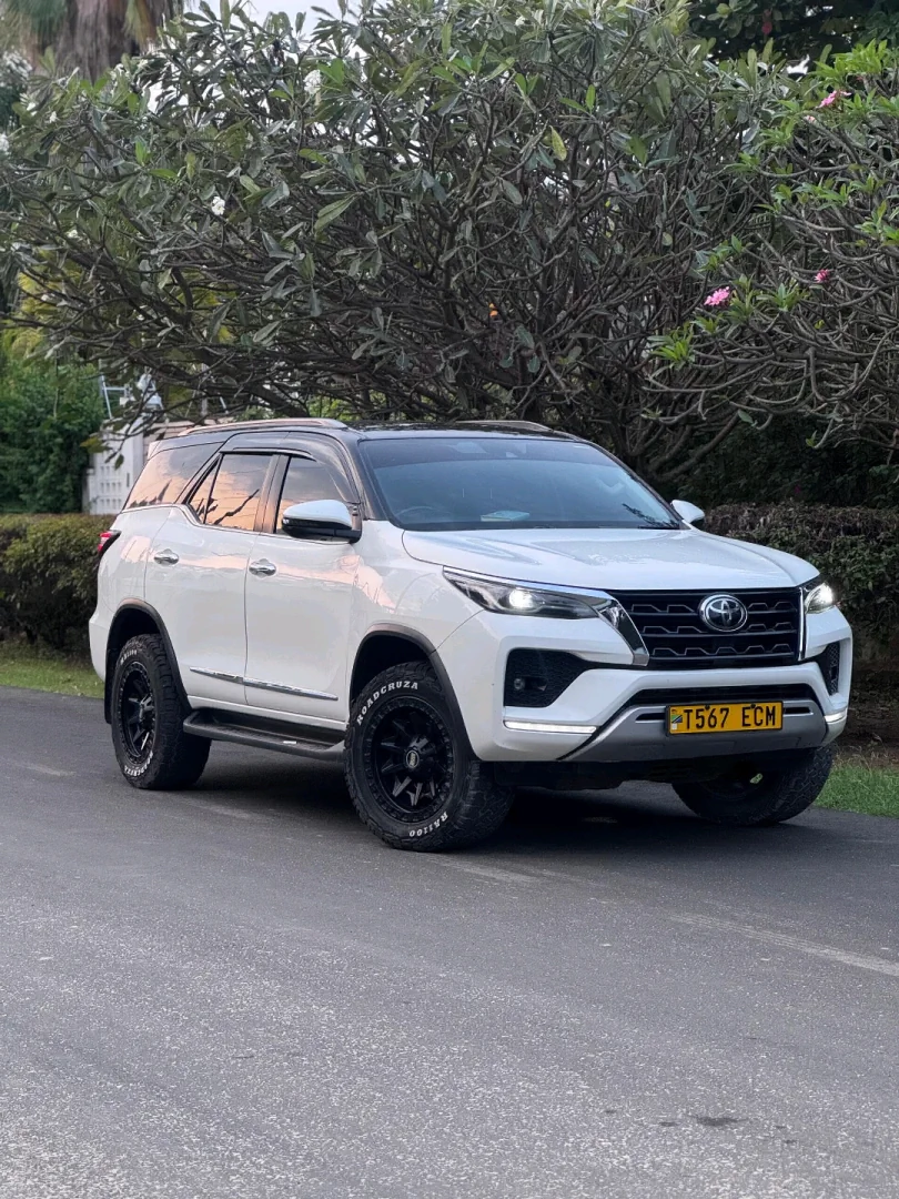 Toyota Fortuner 2021 SUV - 2.8cc, 53,500 Mileage thumbnail 2