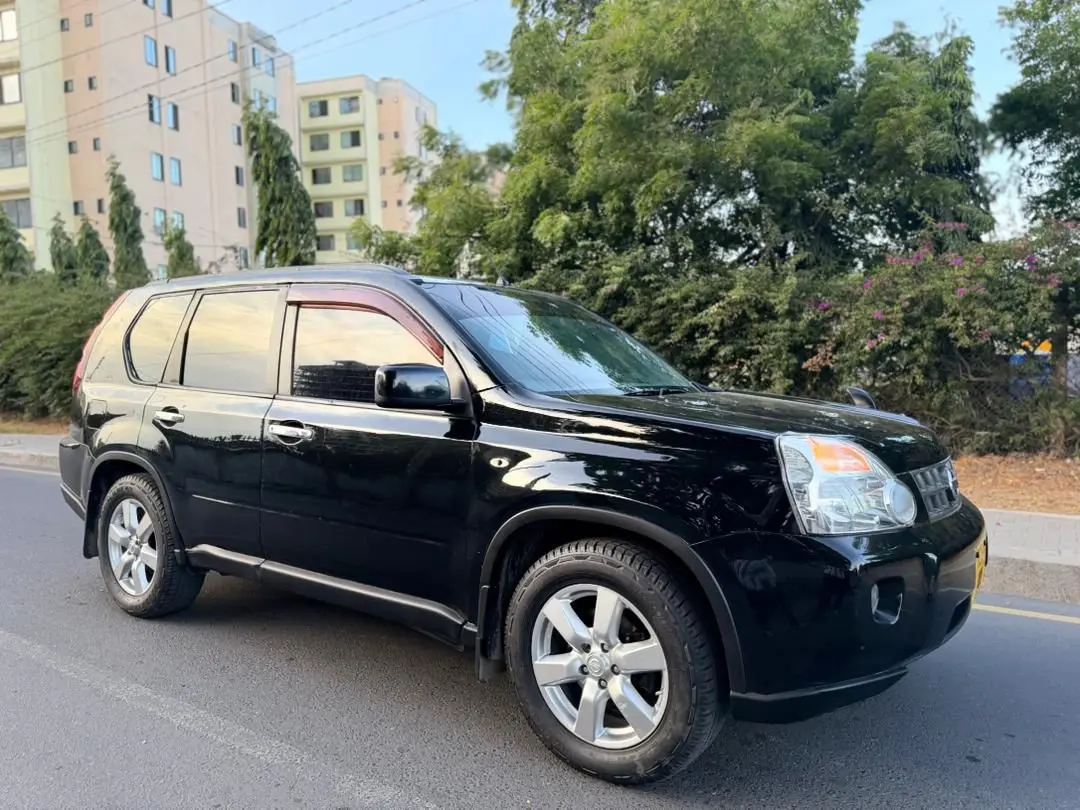 Black Nissan X-Trail SUV for Sale thumbnail 3