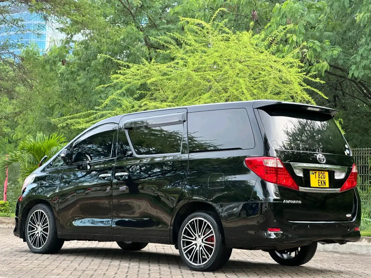 Toyota Alphard (Black) thumbnail 3