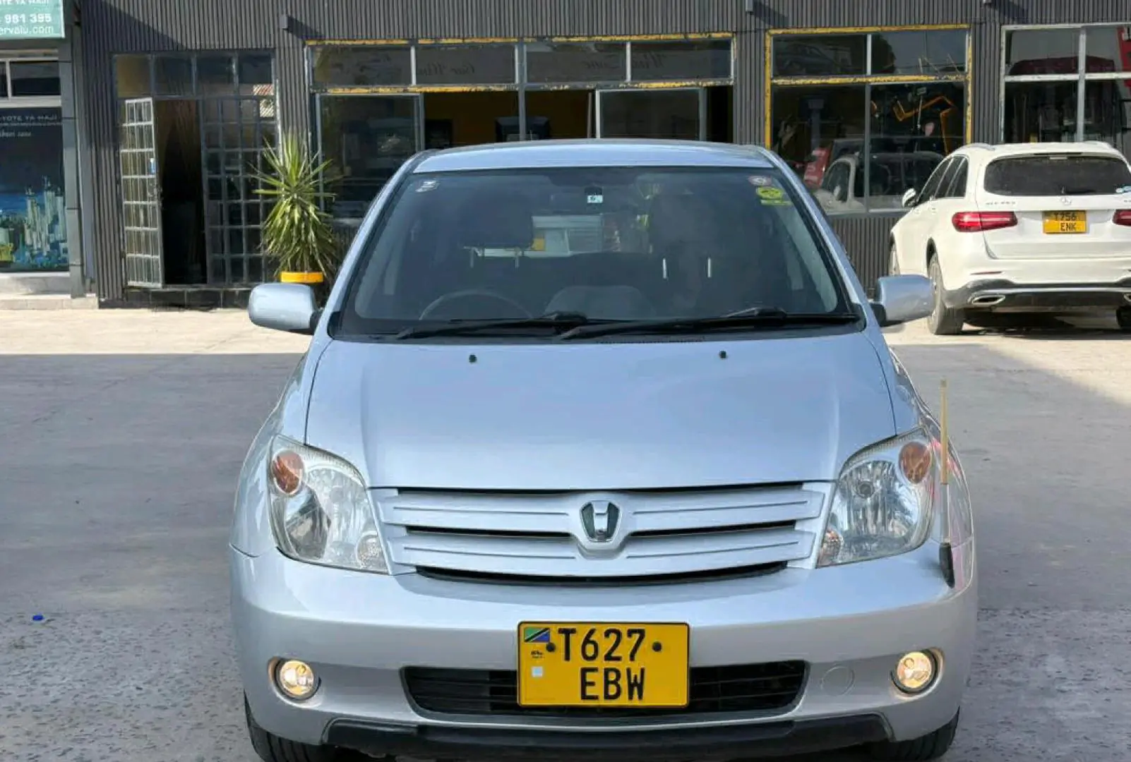 Toyota Ist 2004, Silver, Full AC