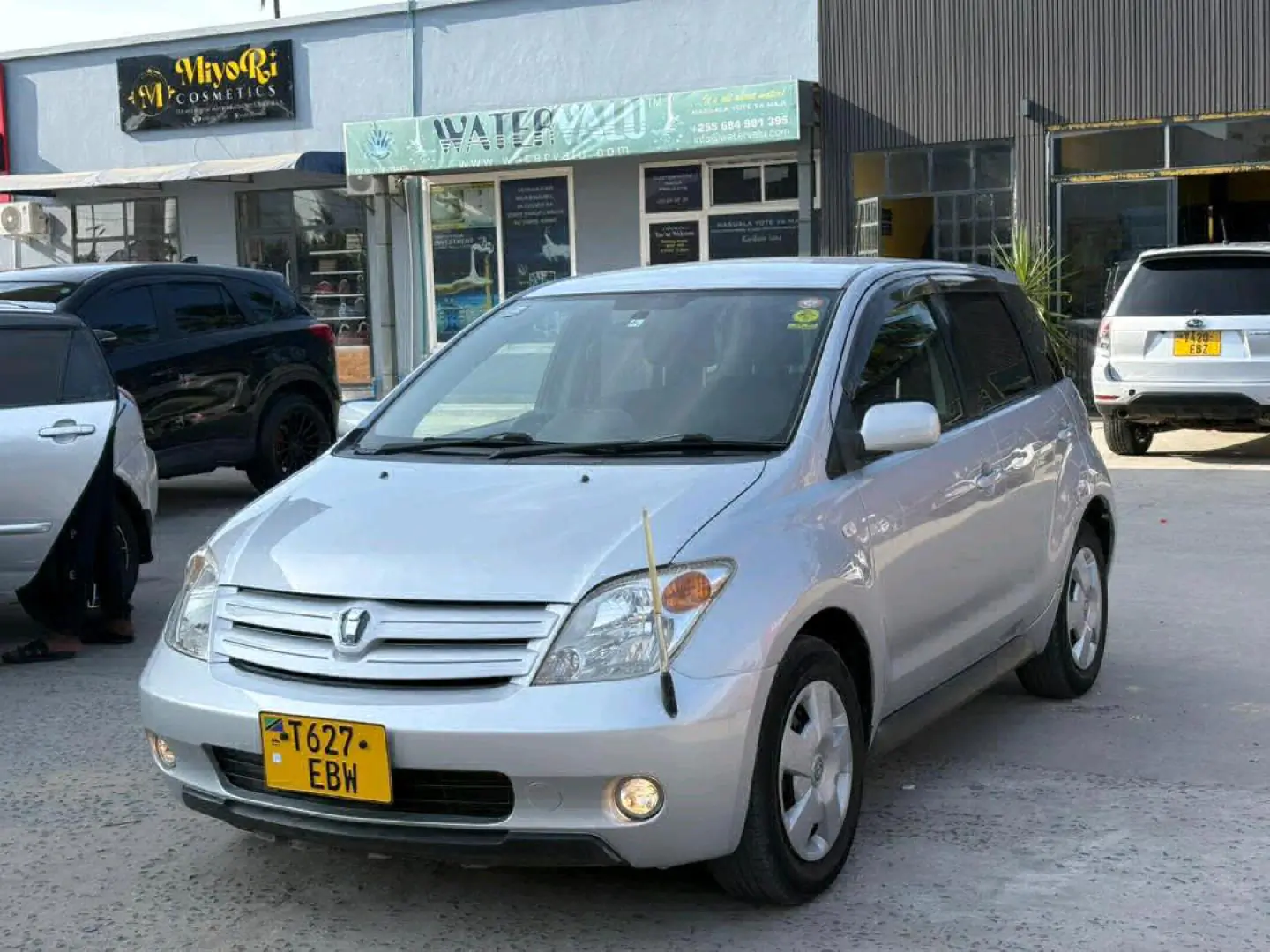 Toyota Ist 2004, Silver, Full AC thumbnail 2